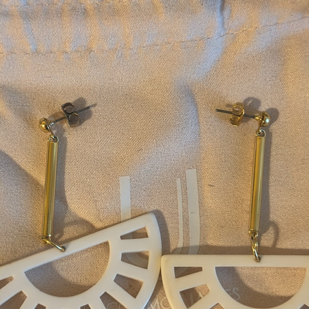 UNCOMMON JAMES MORINGA EARRINGS - Picture 6 of 6